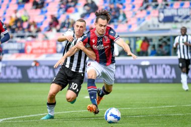 Udinese 'den Gerard Deulofeu, İtalya' nın Bologna kentinde 24 Nisan 2022 'de oynanan Renato Dall' Ara Stadyumu 'nda oynanan Bologna FC maçında Bologna FC, Udinese Calcio' ya karşı oynadığı maçta Bologna 'dan Arthur Theate' ye karşı harekete geçti.
