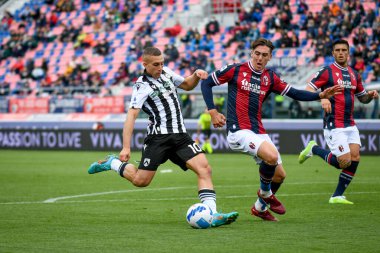 Udinese 'den Gerard Deulofeu İtalyan futbolcu Luis Binks' e karşı İtalyan Serie A karşılaşmasında Bologna FC, Udinese Calcio 'ya karşı Bologna, İtalya' daki Renato Dall 'Ara stadyumunda, 24 Nisan 2022 - Fotoğraf: Ettore Griffon