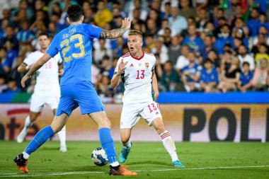 Macar Andras Schafer, İtalya 'nın Cesena kentindeki Dino Manuzzi stadyumunda oynanan UEFA Uluslar Ligi karşılaşmasında İtalyan Alessandro Bastoni' ye karşı harekete geçti.