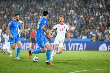 Macar Andras Schafer, İtalya 'nın Cesena kentindeki Dino Manuzzi stadyumunda oynanan UEFA Uluslar Ligi karşılaşmasında İtalyan Alessandro Bastoni' ye karşı harekete geçti.