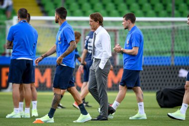 İtalya teknik direktörü Roberto Mancini, İtalya 'nın Cesena kentindeki Dino Manuzzi stadyumunda oynanan UEFA Uluslar Ligi maçında oyuncularla sahada.