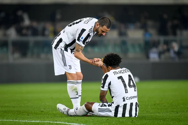 Leonardo Bonucci Juventus Helps Weston Mckennie Juventus Stand Italian Soccer — Zdjęcie stockowe