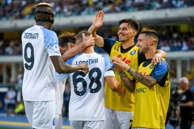 Napoli players celebrating  during  italian soccer Serie A match Hellas Verona FC vs SSC Napoli at the Marcantonio Bentegodi stadium in Verona, Italy, August 15, 2022 - Credit: Ettore Griffon
