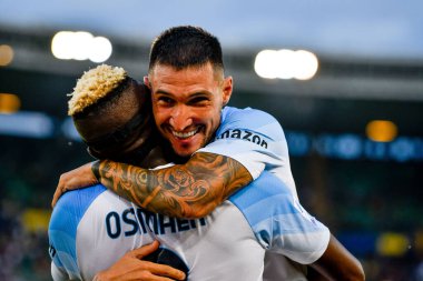 Napoli's Matteo Politano hugs Napoli's Victor Osimhen  during  italian soccer Serie A match Hellas Verona FC vs SSC Napoli at the Marcantonio Bentegodi stadium in Verona, Italy, August 15, 2022 - Credit: Ettore Griffon