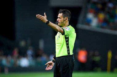 The referee of the match Maurizio Mariani  during  italian soccer Serie A match Udinese Calcio vs ACF Fiorentina at the Friuli - Dacia Arena stadium in Udine, Italy, August 31, 2022 - Credit: Ettore Griffon