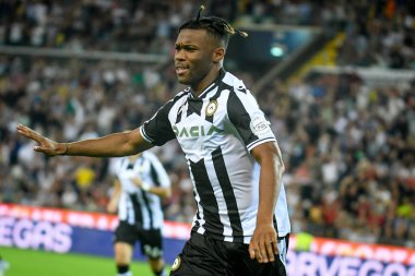 Udinese 'den Destiny Iyenoma Udogie, İtalya' nın Udine kentindeki Dacia Arena Stadyumu 'nda oynanan Udinese Calcio-AS Roma maçında attığı golü kutluyor.