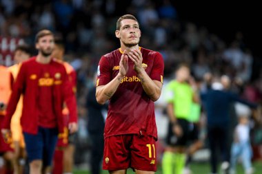 İtalyan futbolcu Andrea Belotti, İtalya 'nın Udine kentindeki Dacia Arena Stadyumu' nda oynanan Udinese Calcio - AS Roma maçında taraftarları karşıladı.