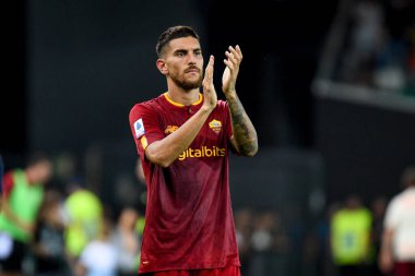 İtalyan futbolcu Lorenzo Pellegrini, İtalya 'nın Udine kentindeki Dacia Arena stadyumunda oynanan Udinese Calcio - AS Roma maçında taraftarları karşıladı.