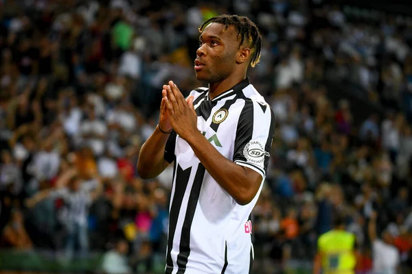 Udinese 'den Destiny Iyenoma Udogie, İtalya' nın Udine kentindeki Dacia Arena Stadyumu 'nda oynanan Udinese Calcio-AS Roma maçında attığı golü kutluyor.