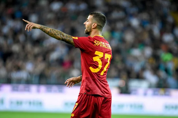 İtalyan futbolcu Leonardo Spinazzola 'nın portresi, İtalya' nın Udine kentindeki Dacia Arena stadyumunda oynanan Udinese Calcio - AS Roma maçında tepki veriyor.