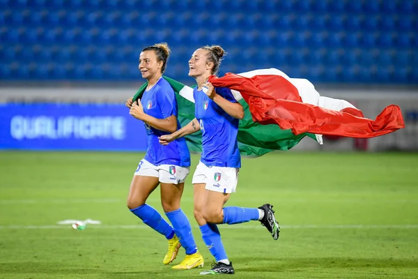İtalyan Lucia Di Guglielmo ve İtalyan Aurora Galli, İtalya 'nın Ferrara kentindeki Paolo Mazza Stadyumu' nda düzenlenen Dünya Kupası 2023 Dünya Kupası elemelerinde İtalyan bayrağıyla koşan zaferi kutluyorlar - Cred