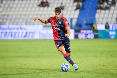 İtalya 'nın Ferrara kentindeki Paolo Mazza Stadyumu' nda oynanan SPAL-Cagliari Calcio maçı sırasında Cagliari 'nin oynadığı Adam Obert portresi 27 Ağustos 2022