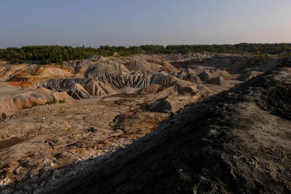 Çamur ocağı. Tepelerin tepesi kil kırığından yapılmış..