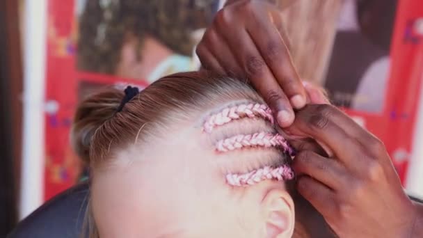 Afro-tranças na rua da cidade.O processo de trança tranças africanas — Vídeo de Stock