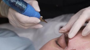 Usta kalıcı kaş makyajı yapıyor. 11.04.2021 Pskov, Rusya