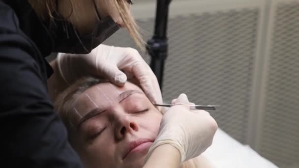 Lines elvégzésére állandó szemöldök smink.Szemöldök Microblading — Stock videók