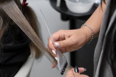 Saça özel bir terapötik kompozisyon uyguluyorum.