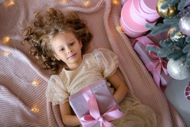 Güzel elbiseli yalancı bir kız manzarası. Kızın elinde bir hediye var.