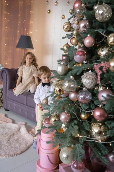 Hermano y hermana juegan en un ambiente de Año Nuevo — Foto de Stock