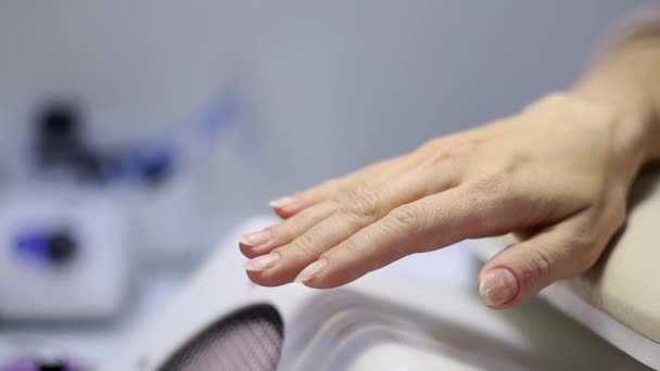Una mano de mujer demuestra uñas no recubiertas preparadas para la manicura — Vídeo de stock