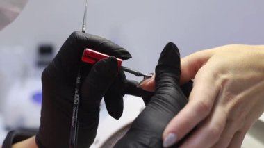 Usta çiviye özel bir araç uygular ve dağıtır.