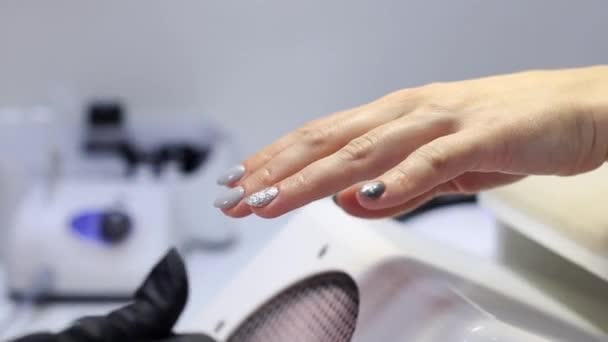 The manicure master applies hand cream to the client, spreads it on the skin — Video Stock