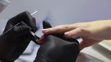 Usta çiviye özel bir araç uygular ve dağıtır.