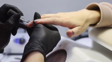 Usta çiviye özel bir araç uygular ve dağıtır.