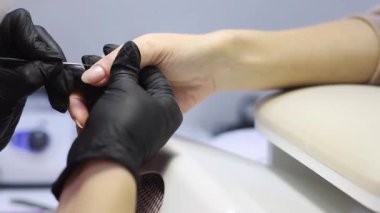 Usta çiviye özel bir araç uygular ve dağıtır.