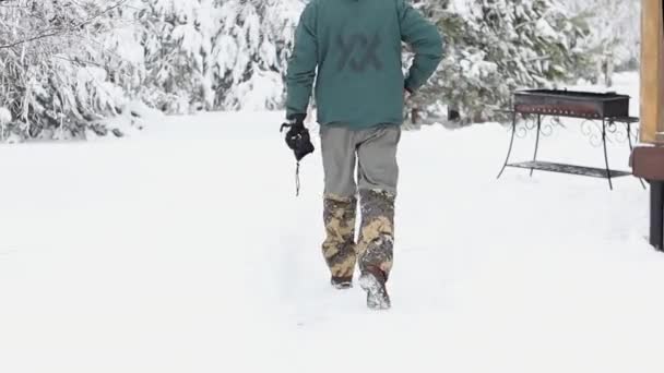 10.12.2021 Pskow, Rosja. Mężczyzna w zimowej odzieży sportowej spaceruje — Wideo stockowe