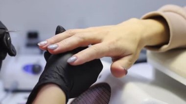 Usta çiviye özel bir araç uygular ve dağıtır.
