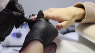 Usta çiviye özel bir araç uygular ve dağıtır.