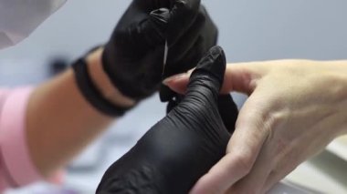 Usta çiviye özel bir araç uygular ve dağıtır.