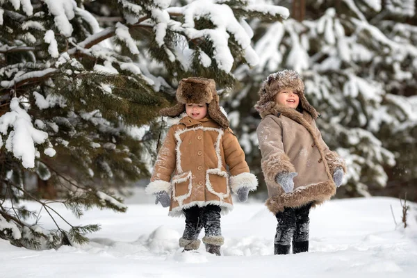 Two cute kids in winter Russian folk clothes like in a fairy tale — Foto Stock