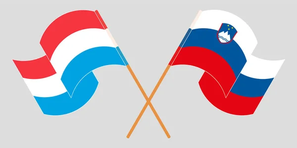 Gekruiste en wapperende vlaggen van Luxemburg en Slovenië — Stockvector