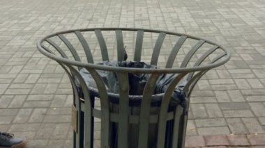 Adam çöp kutusuna tıbbi koruyucu maske fırlatıyor.