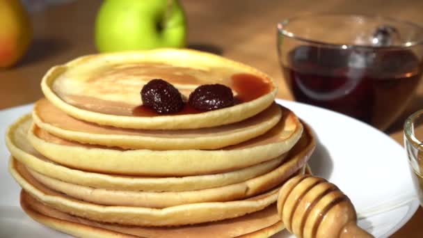 Mermelada Fresa Vertiendo Pila Panqueques Panqueques Con Mermelada Para Desayuno — Vídeos de Stock