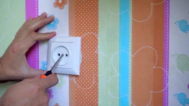 Installation einer Steckdose im Kinderzimmer — Stockvideo