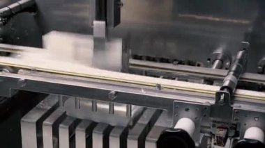 Fabrikada otomatik üretim hattı