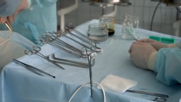 The surgeon works with medical instruments — Vídeo de Stock