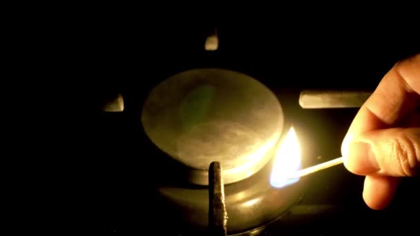 Persona Accende Bruciatore Gas Cucina Fornello Con Fiammifero Fiamma Gas — Video Stock