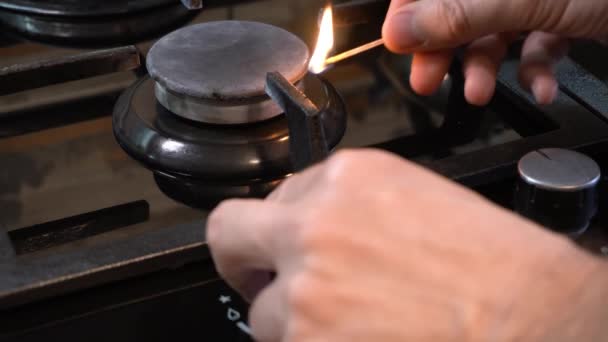 Homem Está Tentando Acender Fósforo Com Gás Fogão Cozinha Mas — Vídeo de Stock