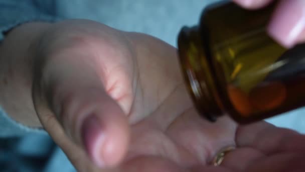 Una Donna Prende Una Pillola Flacone Pillole Mani Femminili Prendono — Video Stock