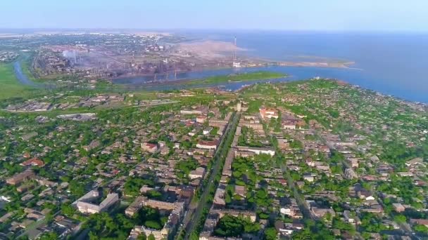 ウクライナ マリウポリ 東海岸の植物や海を背景にしています 夏の街だ Azovstal工場の煙 ロシアの侵略の前に 市内を飛行する — ストック動画