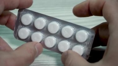 Erkek eli su toplayan birinden hapları alır, yakın plan. İlaç alıyorum.