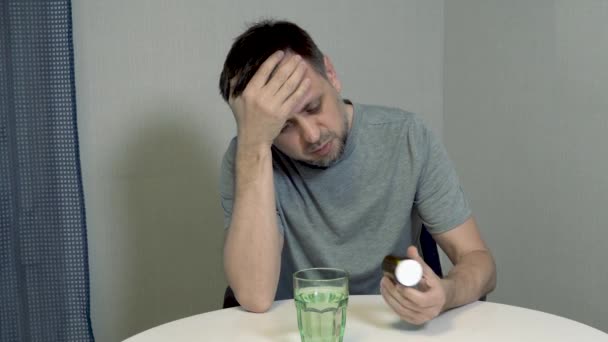 Dor Cabeça Durante Uma Ressaca Pela Manhã Homem Toma Comprimidos — Vídeo de Stock