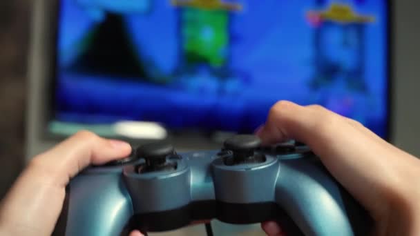 Konsolda Video Oyunu Oynayan Bir Genç Oyun Platformu Elinde Düğmelere — Stok video
