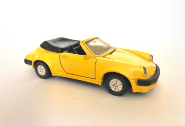 Porsche üstü açık model araba.