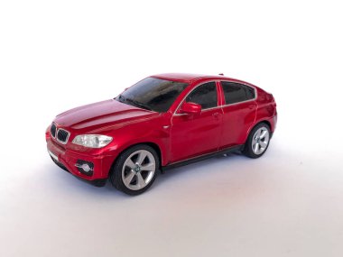 Kırmızı BMW ölçekli aile arabası oyuncağı