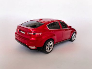 Kırmızı BMW ölçekli aile arabası oyuncağı